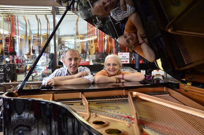 Paolo e Nadia Molteni protetti da un pianoforte nella plurisecolare "casa" da dove Varese è una bella musica per tutti coloro che vi si affacciano. Molteni Strumenti Musicali in via Bizzozero, prima di piazza Repubblica, è una nota di pura magia dal 1919