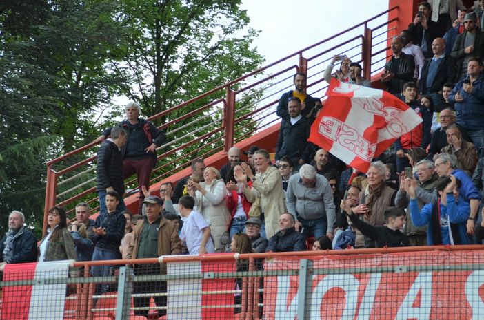 Una bandiera biancorossa sventola al Franco Ossola (Foto Ezio Macchi)