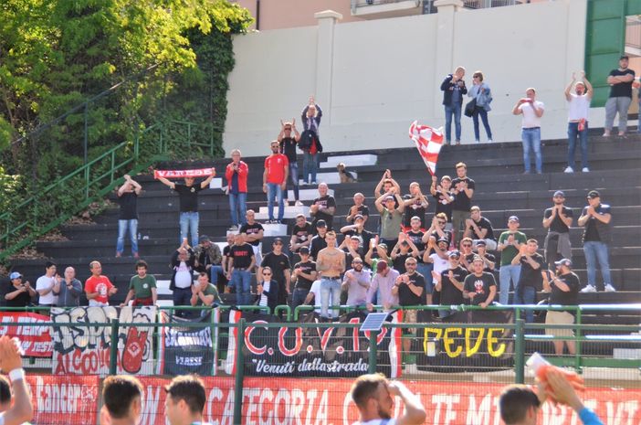 Il settore ospiti di Casale sarà pieno di biancorosso: nella foto di Ezio Macchi il saluto e gli applausi finali dopo lo 0-0 nella gara al Natale Palli del 1° maggio Il settore ospiti di Casale sarà pieno di biancorosso: nella foto di Ezio Macchi il saluto e gli applausi finali dopo lo 0-0 nella gara al Natale Palli del 1° maggio