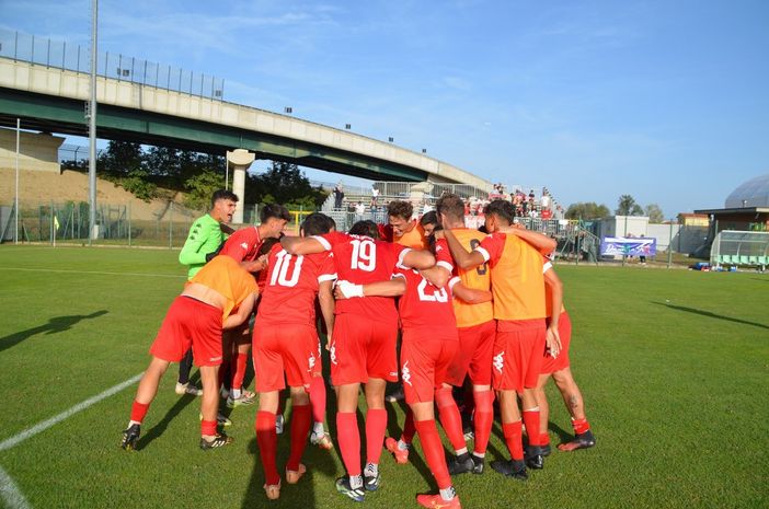Il portiere Cassano, a sinistra in maglia verde, insieme al gruppo biancorosso felice dopo il 2-2 raggiunto al 93' sul campo dell'Rg Ticino (foto Ezio Macchi) Il portiere Cassano, a sinistra in maglia verde, insieme al gruppo biancorosso felice dopo il 2-2 raggiunto al 93' sul campo dell'Rg Ticino (foto Ezio Macchi)