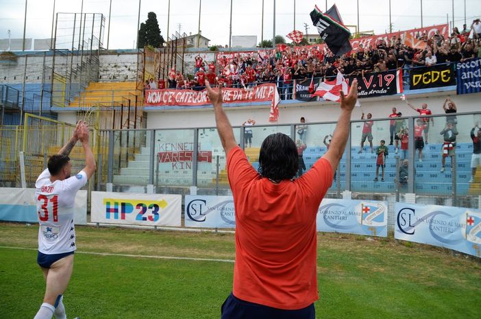 Si riparte da qui: mister Porro e Gazo in trionfo sotto la curva biancorossa a Sanremo dopo la vittoria dei playoff con due vittorie a Casale e Sanremo (foto Ezio Macchi) Si riparte da qui: mister Porro e Gazo in trionfo sotto la curva biancorossa a Sanremo dopo la vittoria dei playoff con due vittorie a Casale e Sanremo (foto Ezio Macchi)