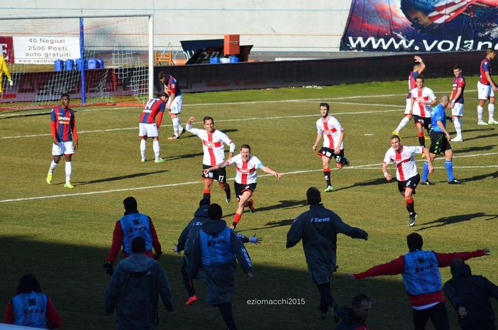 L'urlo di Daniele Corti, l'urlo del Franco Ossola in serie B: sembra passato un secolo eppure questa era la realtà biancorossa fino al 2015 (foto Ezio Macchi) L'urlo di Daniele Corti, l'urlo del Franco Ossola in serie B: sembra passato un secolo eppure questa era la realtà biancorossa fino al 2015 (foto Ezio Macchi)