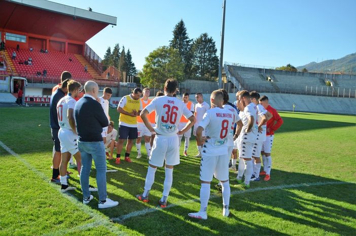 La squadra attorno a mister Porro dopo la sconfitta odierna al Franco Ossola (foto Ezio Macchi) La squadra attorno a mister Porro dopo la sconfitta odierna al Franco Ossola (foto Ezio Macchi)