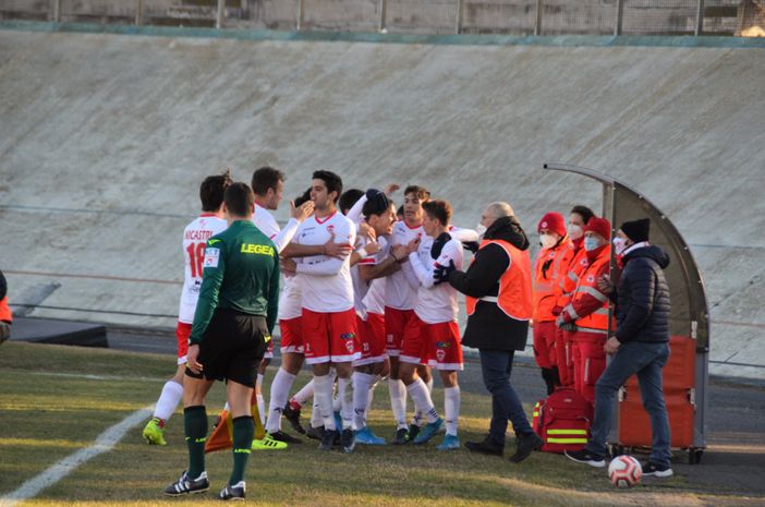 Nella foto di Ezio Macchi la gioia del Varese dopo il gol di Capelli di domenica scorsa: un'immagine che vorremmo rivedere domani Nella foto di Ezio Macchi la gioia del Varese dopo il gol di Capelli di domenica scorsa: un'immagine che vorremmo rivedere domani