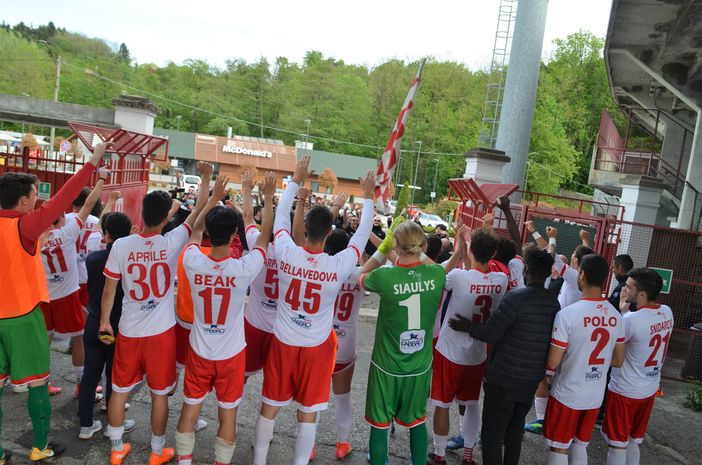 La foto dell'anno, per ora, è questa di Ezio Macchi: la squadra saluta la curva, che ha sostenuto da lontano il Varese per 95 minuti, fuori dai distanti