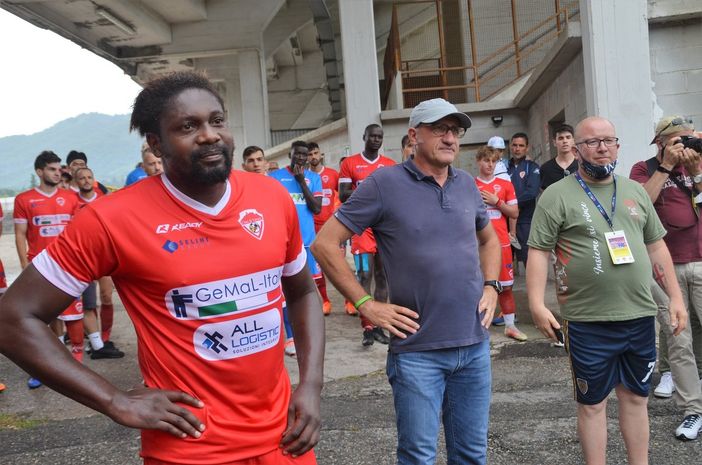 Ebagua ed Ezio Rossi in prima fila davanti alla curva fuori dai distinti dopo l'ultima partita con il Derthona (foto Ezio Macchi)