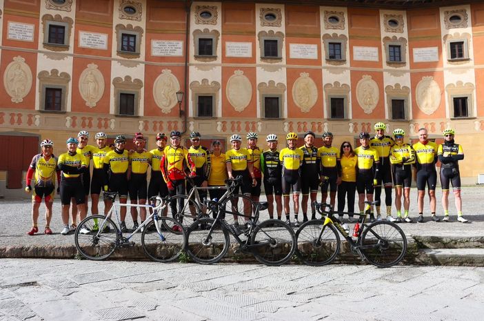 Quei venti "ragazzini" partiti da Varese sono arrivati a Roma. La benzina? Passione, amicizia, ciclismo e... Pavarin