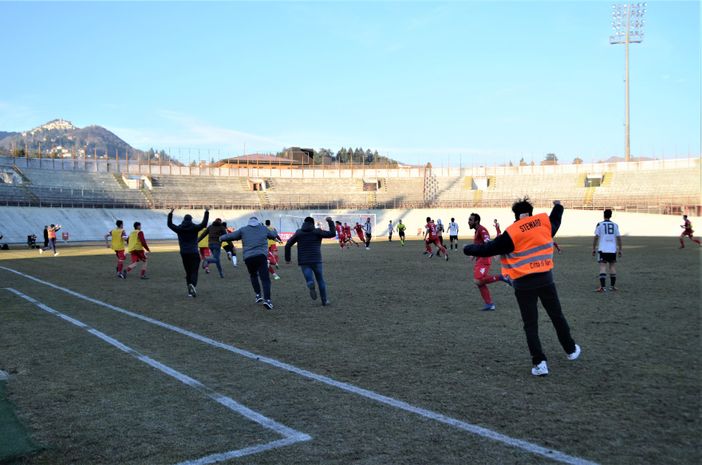 Volete tornare domenica al Franco Ossola ribollente di passione per un'altra cosa come questa al gol di Mamah? Bisogna vincere a Fossano (foto Ezio Macchi) Volete tornare domenica al Franco Ossola ribollente di passione per un'altra cosa come questa al gol di Mamah? Bisogna vincere a Fossano (foto Ezio Macchi)