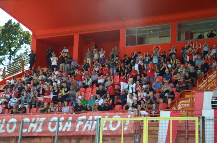 Il pubblico della tribuna applaude il Varese (foto Ezio Macchi) Il pubblico della tribuna applaude il Varese (foto Ezio Macchi)