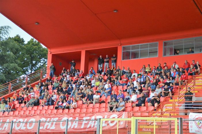 Il pubblico del Franco Ossola domenica scorsa contro la Vogherese (foto Ezio Macchi) Il pubblico del Franco Ossola domenica scorsa contro la Vogherese (foto Ezio Macchi)