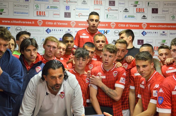 Ripartiamo da qui: giocatori e mister insieme in sala stampa dopo l'ultima vittoria per mettere davanti ai tifosi e alla città il "patto della salvezza" (foto Ezio Macchi)