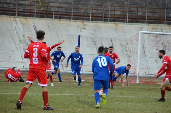 Sow, in basso a sinistra, a terra nell'area ospite proprio in chiusura: l'arbitro lascia correre anche in questo caso (foto Ezio Macchi)
