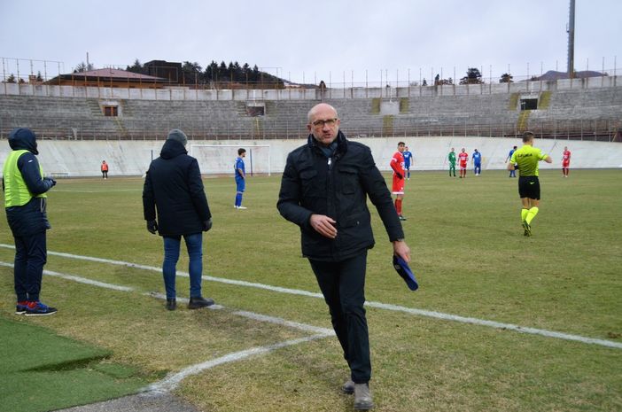 Nella foto di Ezio Macchi il signor Ursini di Pescara, protagonista di Varese-Caratese, ha appena cacciato l'allenatore Ezio Rossi. Sotto nella gallery altre foto del momento incriminato Nella foto di Ezio Macchi il signor Ursini di Pescara, protagonista di Varese-Caratese, ha appena cacciato l'allenatore Ezio Rossi. Sotto nella gallery altre foto del momento incriminato
