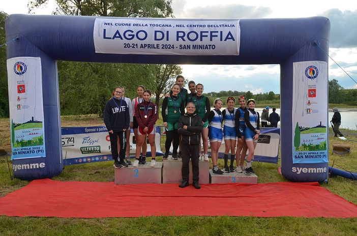 Gli atleti della Canottieri Monate trionfano anche a San Miniato. Nella prima foto della gallery Bruno Vierucci, il capovoga toscano del 4- cadetti M Lombardia con il presidente del Comitato Lombardo Leonardo Binda Gli atleti della Canottieri Monate trionfano anche a San Miniato. Nella prima foto della gallery Bruno Vierucci, il capovoga toscano del 4- cadetti M Lombardia con il presidente del Comitato Lombardo Leonardo Binda