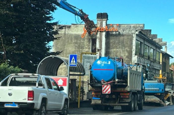 Iniziata la demolizione dell'ex fabbrica Pipe di Luvinate