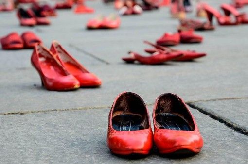 Castiglione Olona in campo contro la violenza sulle donne: le scarpe rosse "invadono" le piazze della città