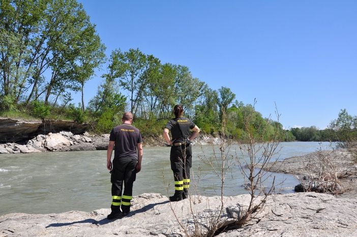 Il tratto del fiume dove il ragazzo è caduto, trascinato via dalla corrente Il tratto del fiume dove il ragazzo è caduto, trascinato via dalla corrente