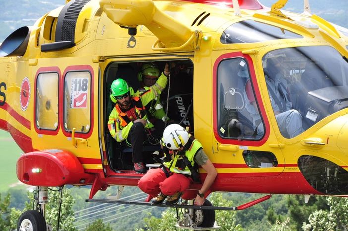 Parapendio precipita nei boschi di Arcumeggia: soccorsi in azione Parapendio precipita nei boschi di Arcumeggia: soccorsi in azione