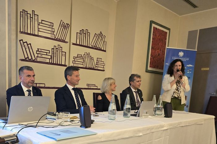 Confcommercio Busto Arsizio e Medio Olona è unita. Anche da una vetrofania