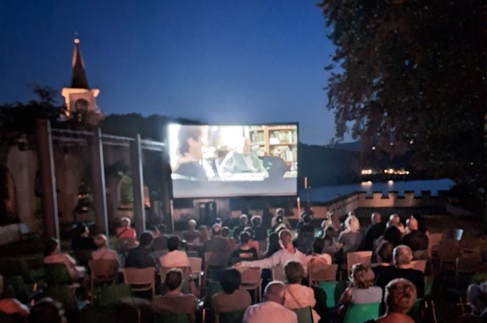 Cinema all'aperto nel parco a Laveno Mombello con un omaggio a Renato Pozzetto