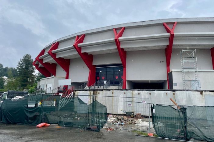 La situazione attuale lungo il lato ovest della Itelyum Arena