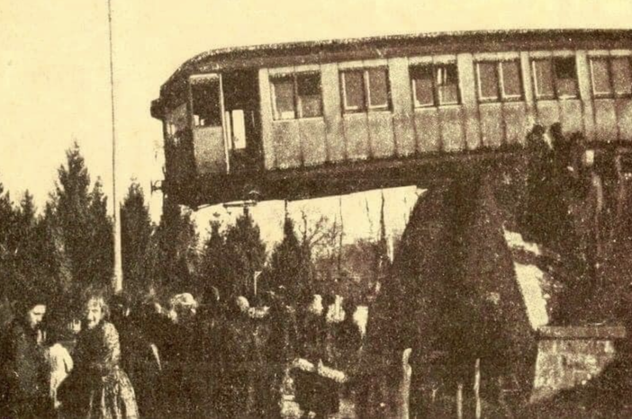 LA VARESE NASCOSTA. Febbraio 1905, quell'incidente ferroviario in centro a Varese e quel vagone sospeso sulla folla LA VARESE NASCOSTA. Febbraio 1905, quell'incidente ferroviario in centro a Varese e quel vagone sospeso sulla folla