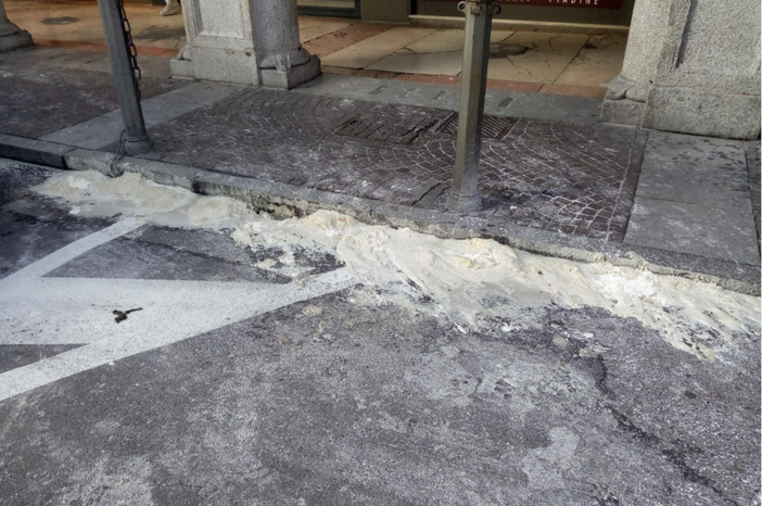 Pasta per pizza disseminata per le strade di Varese? In via Aldo Moro curiosità e marciapiedi imbrattati Pasta per pizza disseminata per le strade di Varese? In via Aldo Moro curiosità e marciapiedi imbrattati