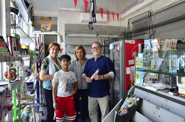 Da sinistra, la signora Gabriella Taboni e il nipote Philippe, ultimi clienti, Gavina Arru e il marito Alfonso D’Addante, titolari dell’edicola