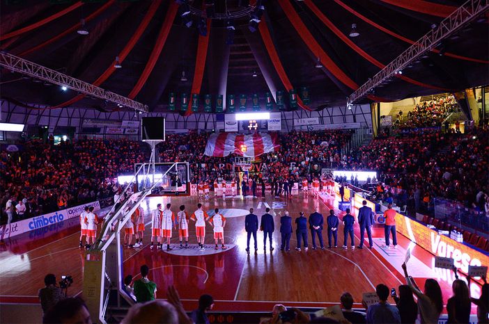 Questa è Varese: una bandiera e un pubblico unici, un'idea che ha fatto scuola come il Consorzio