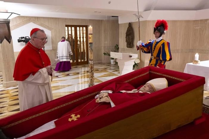 Il feretro di Papa Francesco (foto diffusa sui social dalla sala stampa vaticana)