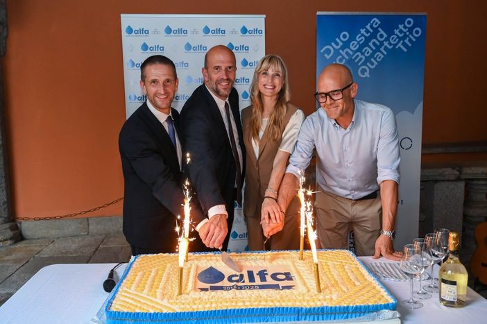 Taglio della torta per i dieci anni di Alfa