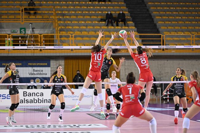 Una fase del match vinto dalle bresciane su Busto