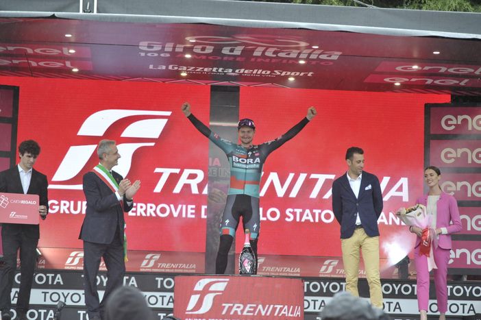 La nuova maglia rosa, Nico denz, sul podio di Cassano - Foto Roberto Regazzoni