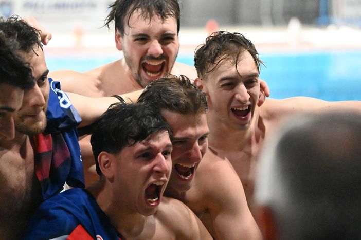 L'urlo della Von: «Serie B!» (si ringrazia per le immagini e per i video la Varese Olona Nuoto)