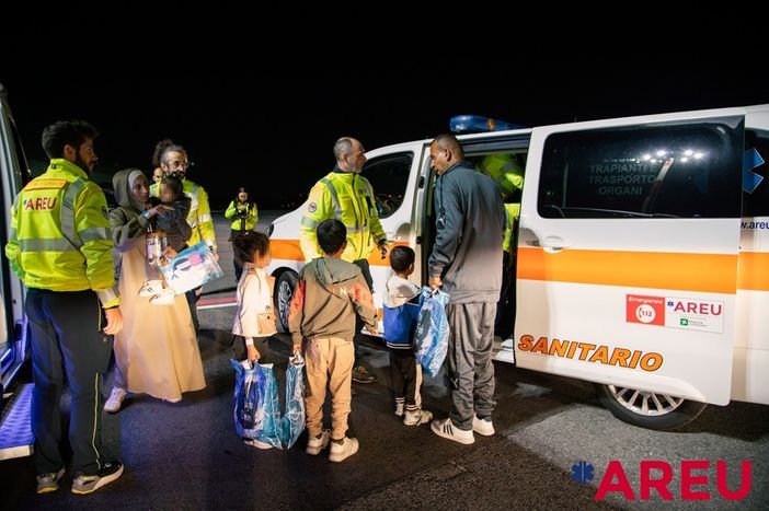 I piccoli pazienti accolti in aeroporto dal personale di Areu Lombardia