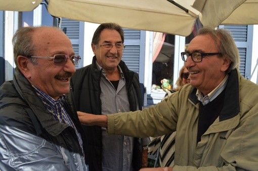 Ambrogio Borghi, Dario Dolci ed Egidio Calloni in un recente scatto di Ezio Macchi: tre grandi cuori biancorossi. In basso, una foto d'epoca del Varese di Calloni