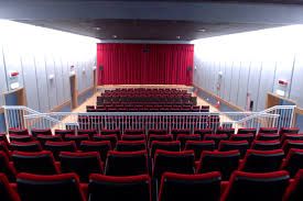 Luci accese e foyer aperti stasera nei teatri di Besozzo e Bisuschio