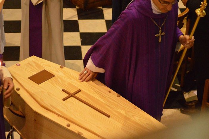 Come organizzare un funerale: la preparazione della salma Come organizzare un funerale: la preparazione della salma