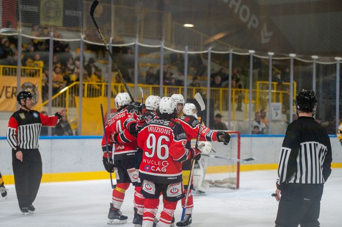 Sabato scorso è andata così (foto Alessandro Umberto Galbiati). Sotto la fotogallery con i volti di piccoli e grandi Mastini presenti all'Acinque Ice Arena per gara 1