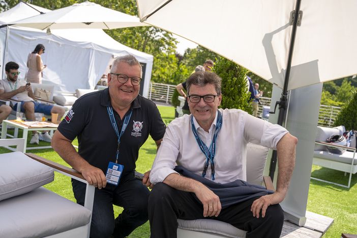 Giancarlo Giorgetti sulla terrazza della Canottieri Varese insieme all'imprenditore e consigliere della società Luca Franzosi (Photosport & More) Giancarlo Giorgetti sulla terrazza della Canottieri Varese insieme all'imprenditore e consigliere della società Luca Franzosi (Photosport & More)