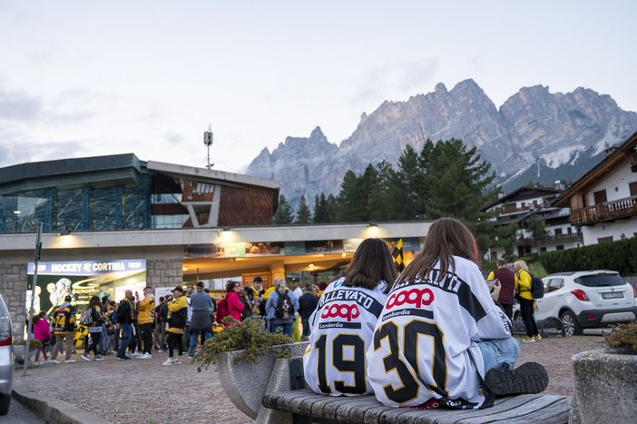 Il tramonto, le Dolomiti sullo sfondo, il giallonero: un mix indimenticabile