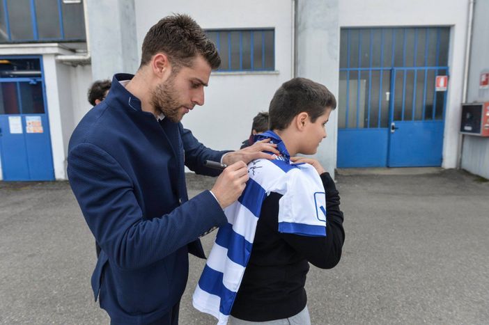 Niccolò Gucci mentre firma una maglia a un piccolo tifoso tigrotto (foto Aurora Pro Patria 1919 - official / FB) Niccolò Gucci mentre firma una maglia a un piccolo tifoso tigrotto (foto Aurora Pro Patria 1919 - official / FB)