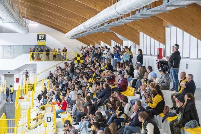 Si sono presentati in 600 all'Acinque Ice Arena per la seconda amichevole stagionale dei Mastini contro l'Ascona (foto Alessandro Umberto Galbiati)