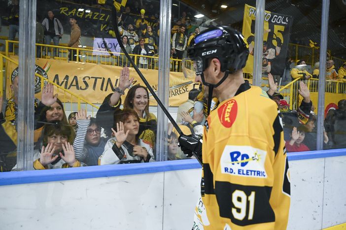 Edoardo Raimondi a fine gara saluta con la stecca alcuni piccoli grandi tifosi dei Mastini (Foto Alessandro Umberto Galbiati) Edoardo Raimondi a fine gara saluta con la stecca alcuni piccoli grandi tifosi dei Mastini (Foto Alessandro Umberto Galbiati)