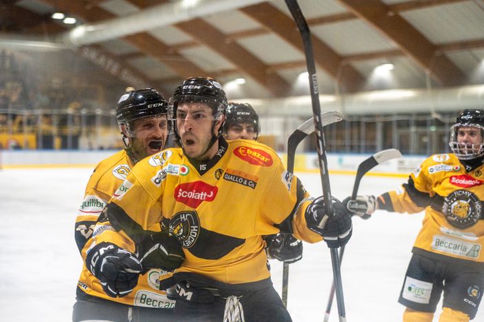 Tilaro segna il 2-2 quando sembrava finita a 12 minuti dalla fine, poi i Mastini e il loro pubblico vanno a prendersi gara 3 (4-2) - Foto Alessandro Umberto Galbiati