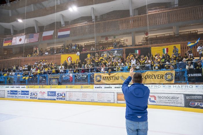 Il presidente Carlo Bino a fine gara applaude i tifosi dei Mastini, davvero Olimpici (foto Alessandro Umberto Galbiati) Il presidente Carlo Bino a fine gara applaude i tifosi dei Mastini, davvero Olimpici (foto Alessandro Umberto Galbiati)