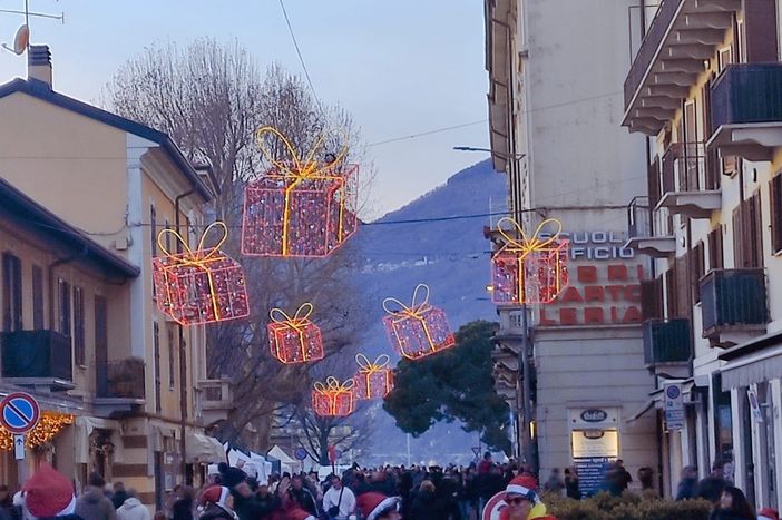 Ponte dell'Immacolata a Luino: la città si è riempita di colori e turisti