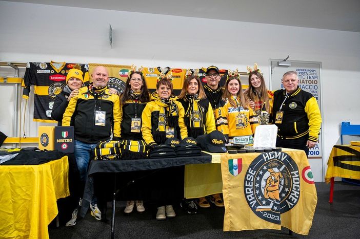 I volontari del mitico banchetto all'ingresso dell'Acinque Ice Arena dove troviamo tutto il merchandising ufficiale dei Mastini (foto Galbiati) I volontari del mitico banchetto all'ingresso dell'Acinque Ice Arena dove troviamo tutto il merchandising ufficiale dei Mastini (foto Galbiati)