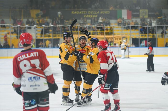 Dennis Perino, 18 anni, attaccante dal talento esplosivo dopo uno dei 3 gol segnati finora con i Mastini. Per lui anche 2 assist (foto Alessandro Umberto Galbiati) Dennis Perino, 18 anni, attaccante dal talento esplosivo dopo uno dei 3 gol segnati finora con i Mastini. Per lui anche 2 assist (foto Alessandro Umberto Galbiati)