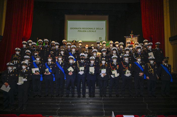 Gli agenti delle polizie locali lombarde premiate dalla Regione tra cui il viggiutese Patrizio Pastore